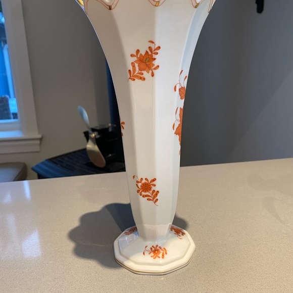 Herend Hungary scalloped vase, Chinese Bouquet Rust pattern - Picture 4 of 6